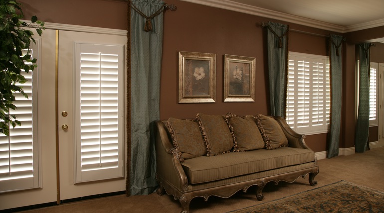 https://www.sunburstshuttersnyc.com/corporate/uploads/Polywood%20French%20Door%20Drapes.jpg